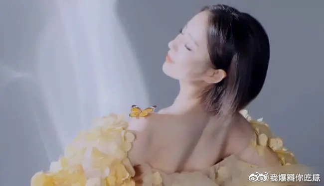 佟丽娅穿“银杏叶裙”拍照 美不胜收