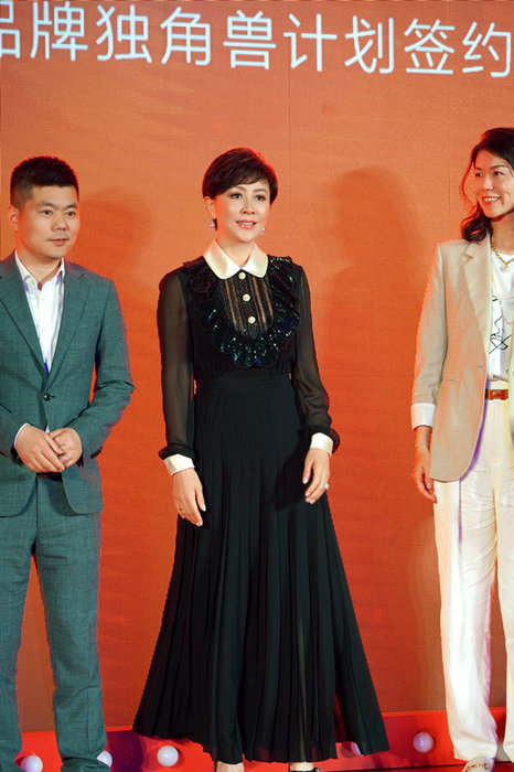 刘嘉玲亮相品牌宝藏星光盛典 惊喜现身李佳琦直播间畅聊护肤电影