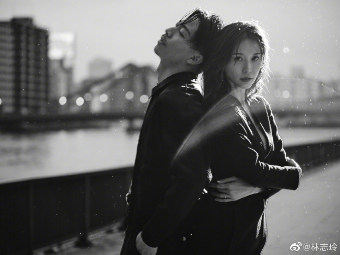 林志玲晒恩爱写真纪念结婚两周年 雨中漫步超浪漫