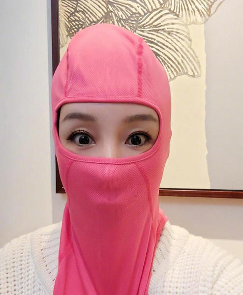 秦海璐戴老公送的脸基尼自拍 调侃:防晒有比我厉害的吗