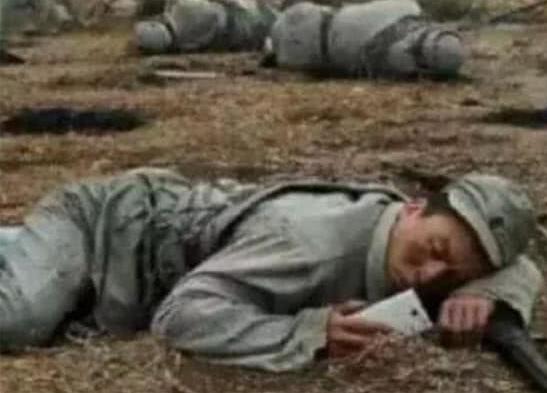 影视剧智商堪忧的穿帮镜头,群演偷懒玩手机,抽烟疗伤的小沈阳亮了